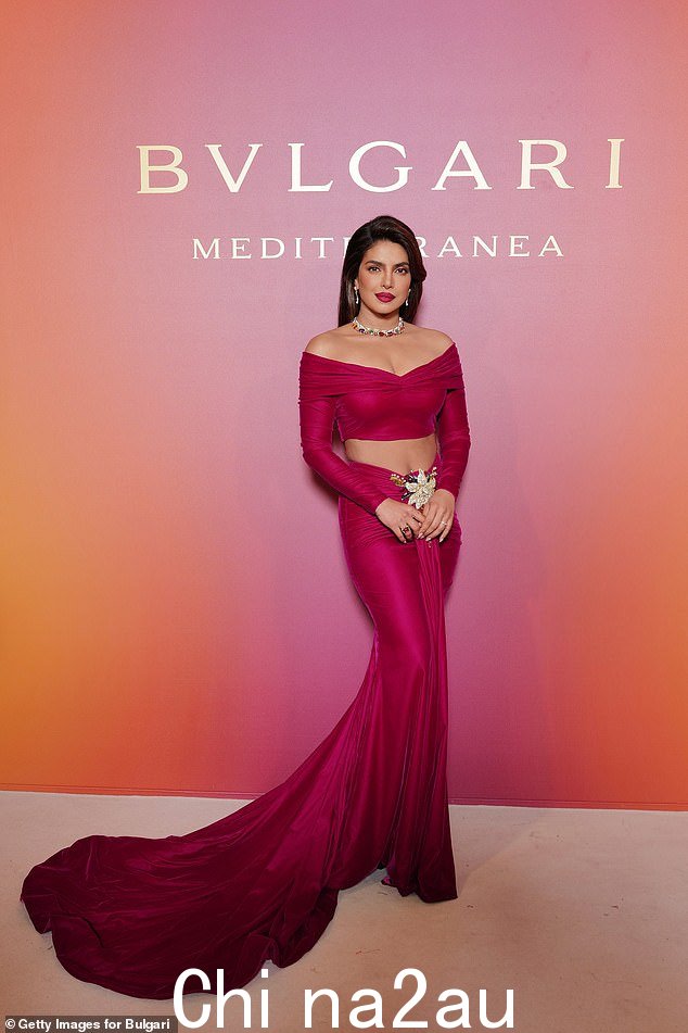 耸人听闻:紧随其后的是 40 岁的女演员朴雅卡·乔普拉 (Priyanka Chopra),她穿着带有宝石花卉装饰的斯嘉丽裙子,看起来很漂亮