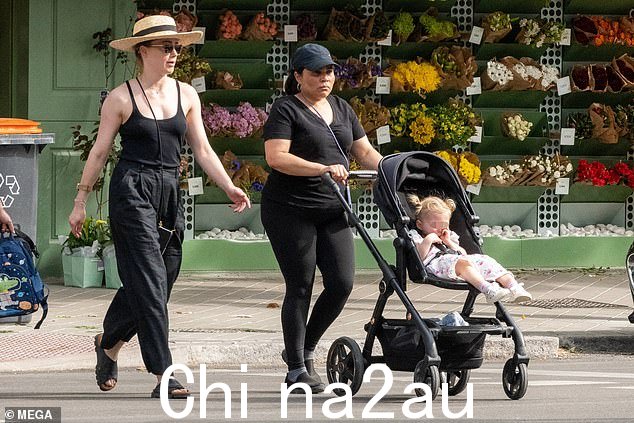 《朗姆酒日记》女演员和一位保姆一起推着她两岁的女儿 Oonagh Paige Heard 推着婴儿车