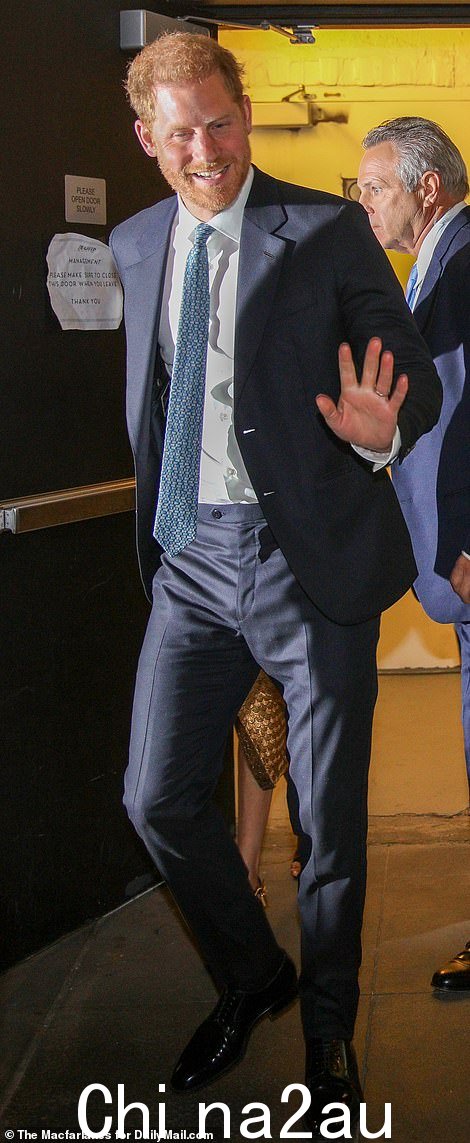 骄傲的丈夫 Harry 在离开当晚的活动时笑容满面,当他的保安人员护送他到这对夫妇等候的车辆时开心地笑着