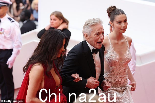 Dashing:Michael 身穿黑色燕尾服,搭配清爽的白衬衫和闪亮的鞋子,剪裁得体。