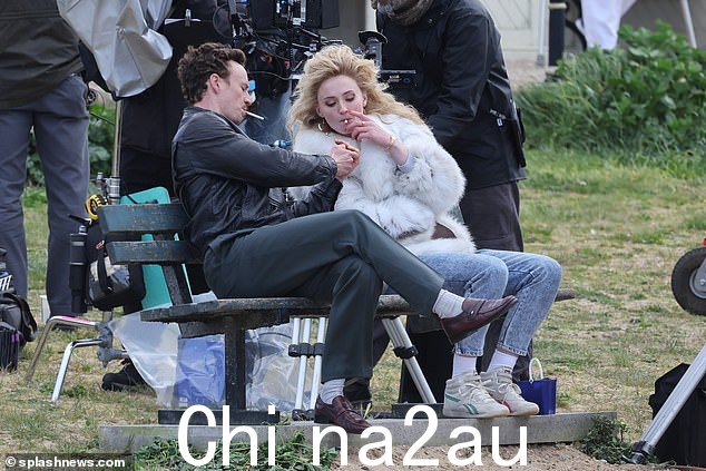 Co-stars:当她变成珠宝大盗时,有人看到 Sophie 和 Jack Greenlees 抽烟