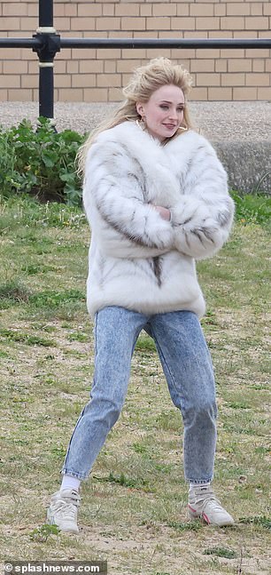 Chilly: Sophie 把外套裹在身上保暖