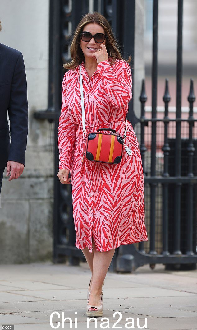 时尚:Susanna Reid 周三前往伦敦白金汉宫参加“不被遗忘协会”的年度游园会时,看起来毫不费力地时尚” class=