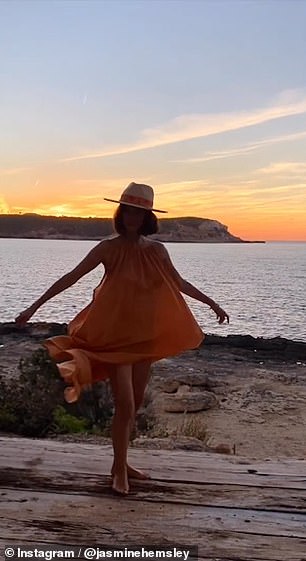 看起来不错:她在如画的夕阳前翩翩起舞