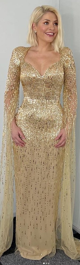 Holly 穿着 Sophie Couture 礼服参加冰上舞蹈决赛