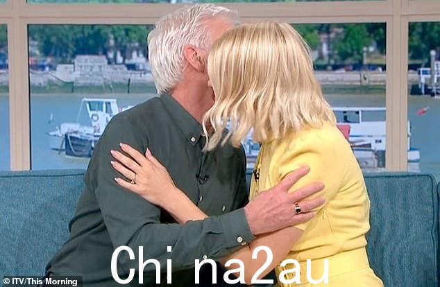 在 Holly 离开之前,她和 Phil 拥抱并亲吻了对方的脸颊。詹姆斯女士分析了这一刻:“这个吻是霍莉在一系列害羞的信号之后发起的,包括抚摸她的头发,并在她咯咯笑时将一只手放在她的嘴上”