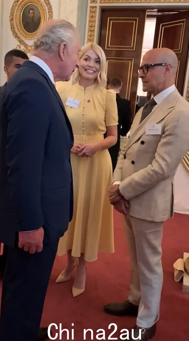 Holly Willoughby 今天在白金汉宫与国王一起欢笑,因为君主会见了美国演员 Stanley Tucci