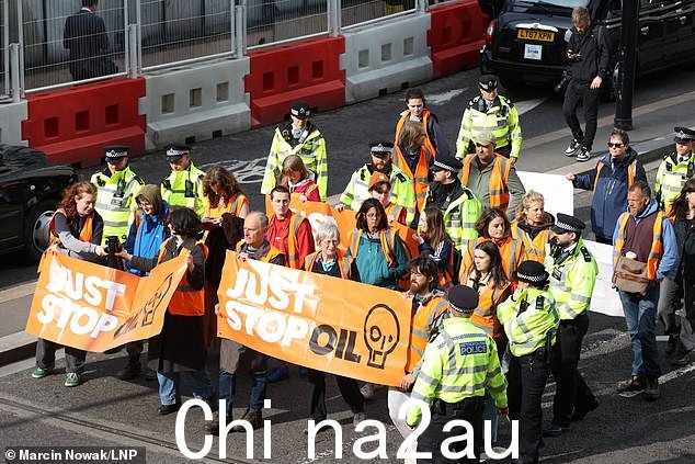 Just Stop Oil 抗议者周一在伦敦市中心游行,阻碍了高峰时段的交通。他们在第一次抗议期间被警察包围