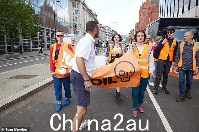 这只雄性与阻碍 Elephant and Castle 交通的人群对峙并尖叫:'在你被撞到之前滚开'