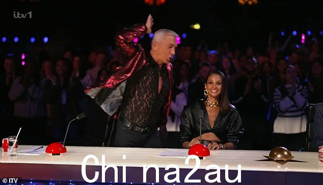 误解:首席法官 Simon Cowell 透露法官 Bruno Tonioli 在前一集中用他的金色蜂鸣器犯了一个错误后感到'羞愧'
