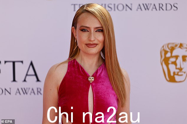 美女:阿米莉亚用胭脂唇膏和一抹光泽增强了她的五官