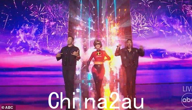 大胆的入场:在两小时的现场表演开始时,Katy 与 73 岁的评委 Lionel Richie 和 46 岁的 Luke Bryan 一起登台展示了她的服装。 “ class=