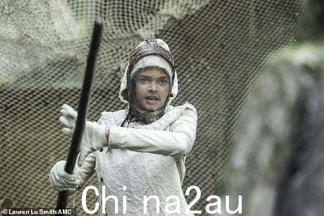 冻结:Wren 参加了 Padre 上的僵尸杀戮练习,但当步行者爬上她并冻结时惊慌失措