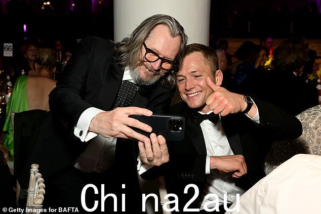 说奶酪!在其他地方,被提名者加里奥德曼和塔伦埃格顿在与包括莱斯利曼维尔在内的嘉宾混在一起之前一起自拍> <p class=