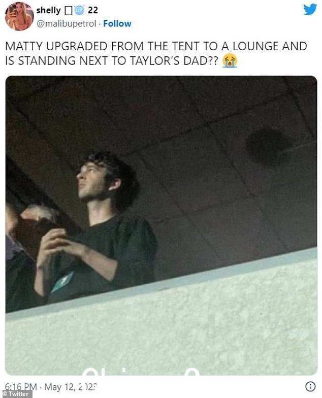  VIP：展会的一位粉丝指出 Matty 如何在费城展会的 VIP 区