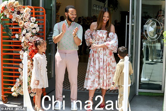 $5 门票!上周五,Chrissy 的家人参加了她的第一家 Cravings 快闪面包店的盛大开业仪式,这是她成立两年的生活方式品牌,粉丝们可以在 Shopify LA 停留5 月 18 日至 21 日上午 11 点至下午 5 点之间的 ROW DTLA
