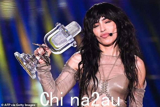 获胜者:瑞典的 Loreen 将 2023 年欧洲电视网的奖杯带回家时看起来很激动