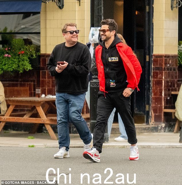 新兴:James Corden(左)在星期六与他的好朋友 Dominic Cooper(右)和 Justin Theroux 一起享用返校酒时似乎心情愉快