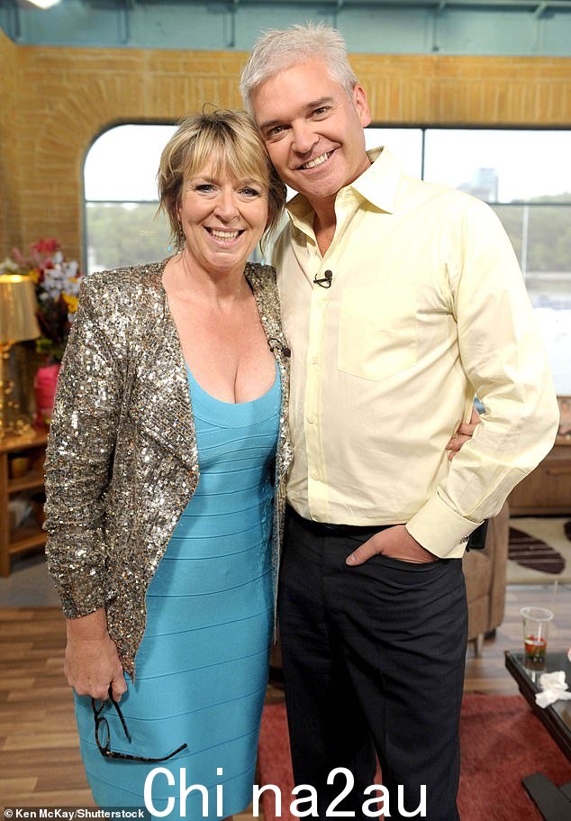 Quit: Phillip's This Morning 的联合主持人 Fern Britton 突然退出了 2009 年的 ITV 旗舰节目,导致 Phil 将 Holly 的名字放在前面