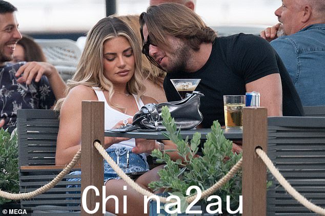 很多可以聊的:两人一边喝酒一边咀嚼脂肪