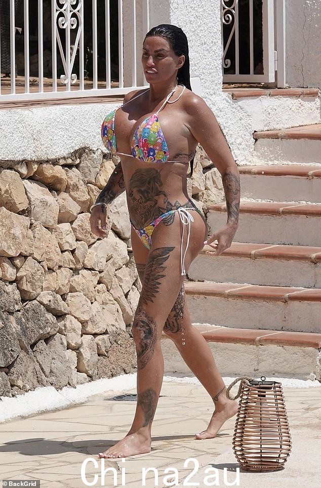 Beach body:这位模特去年年底在比利时第 16 次在胸部接受手术,穿着一件小巧的 Care Bear 印花比基尼炫耀自己的身材