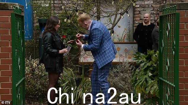 剧情:随着杰克逊敦促他们一起开始新的生活,Faye 的动荡因她忠实的男友 Craig 求婚而进一步加剧,她后来接受了
