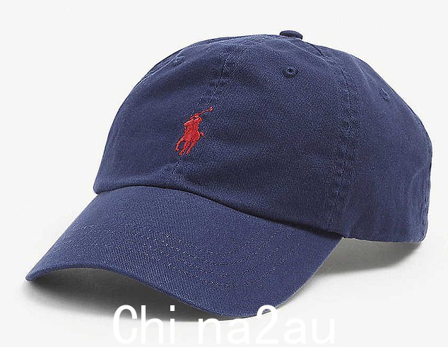 这款 Ralph Lauren 标志刺绣棉质棒球帽在网站和商店有售,售价 45.00 英镑