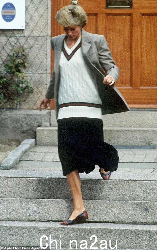 戴安娜王妃于 1988 年在苏格兰穿着这件标志性的服装。带垫肩的动力夹克和超大号板球毛衣是今年夏天最流行的“学院风”造型之一