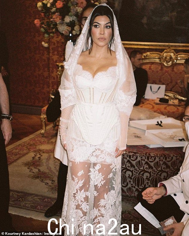 婚战:5月25日首播,Hulu的帐篷真人秀系列厕所ks like it will select around the sisters' battle royale as they duke out it to Kourtney accluding Kim using 2022 wedding to Travis Barker as a 'business opportunity'