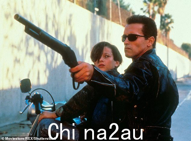 Furlong 在 1991 年与阿诺·施瓦辛格一起出演动作电影《终结者 2:审判日》时从默默无闻中脱颖而出,当时他才 13 岁