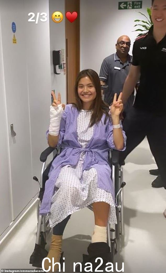 她通过在每次手术后在她的社交媒体上发布图片来让粉丝了解最新信息