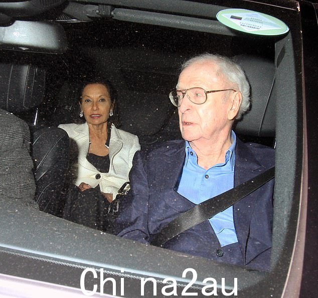 幸福的一对:迈克尔爵士和夏奇拉坐在出租车里看起来很舒服,他们从 1973 年就结婚了,在回家的路上