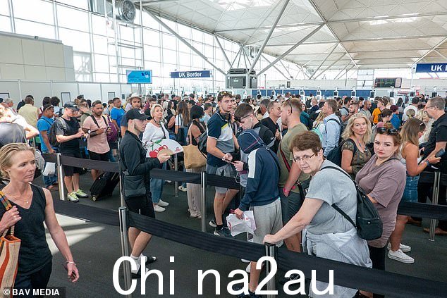 去年七月在埃塞克斯郡的伦敦斯坦斯特德机场护照检查排起了长队