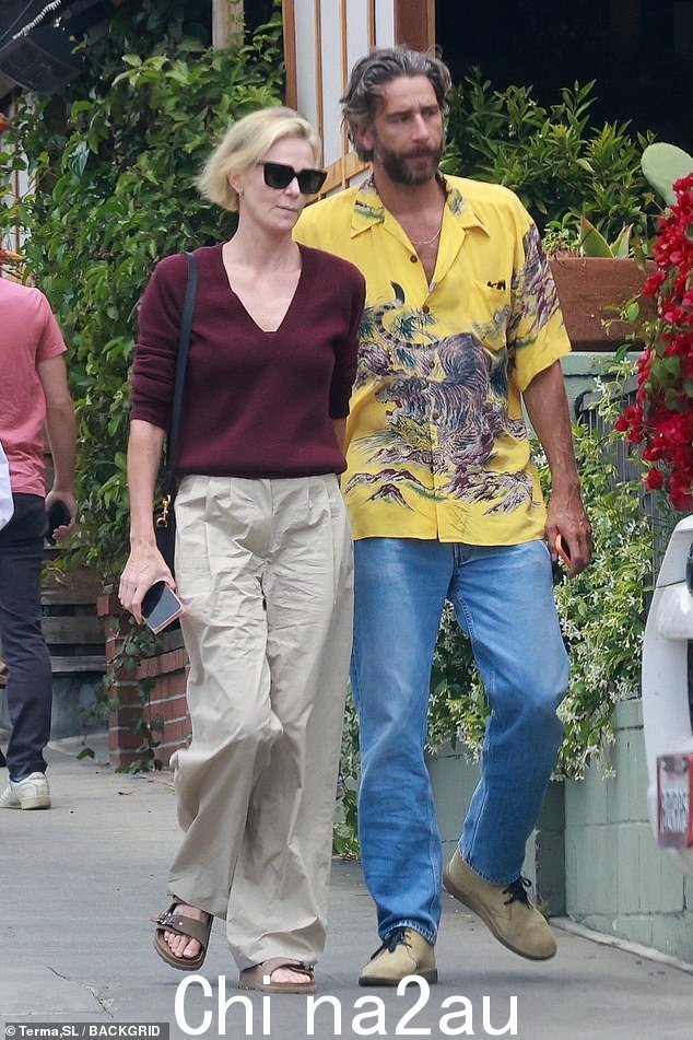 最新消息:47 岁的查理兹·塞隆 (Charlize Theron) 与她的新恋人亚历克斯·迪米特里耶维奇 (Alex Dimitrijevic) 周日在洛杉矶共进午餐。