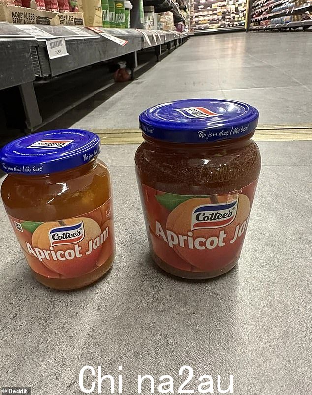 一位购物者声称 3 500 克一罐的 Cottee 杏酱（右）已经秘密停产，但 2.80 美元一罐 375 克的新罐（左）。似乎所有口味都受到影响，而不是just apricots