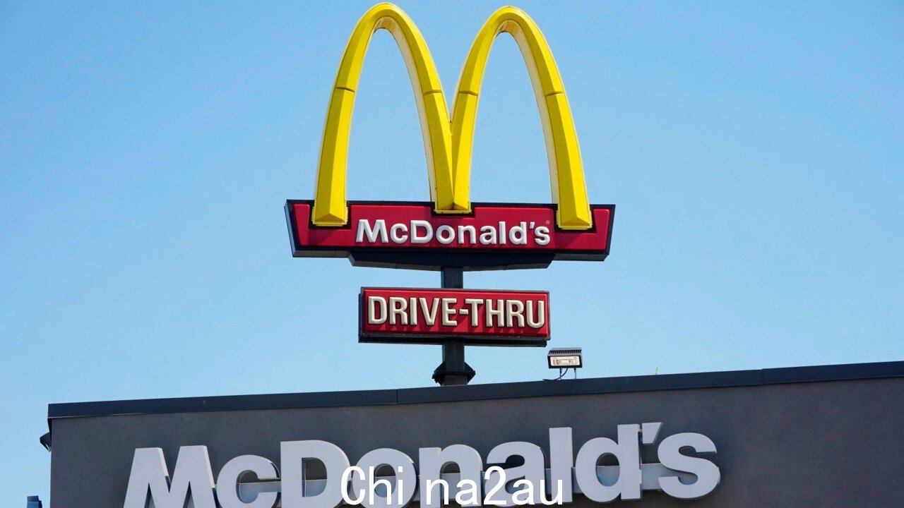 麦当劳败诉McNugget 烧伤事件” /><p>大众喜爱的薯片品牌 Smiths 正在召回其在澳大利亚广泛销售的两种最受欢迎的产品。</p><p>The Smith's Snackfood Company Pty Limited 要求顾客退回购买的任何奶酪以及洋葱和原味薯片品种,因为担心“可能存在”严重污染物。</p><p>澳大利亚和新西兰食品标准局将安全隐患确定为一些史密斯薯片包装内的塑料碎片。</p ><blockquote class=