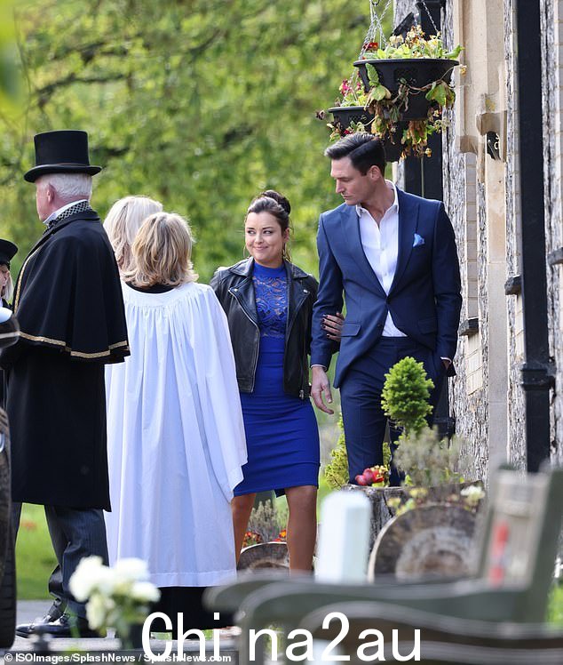 到达:James 和 Shona McGarty (Whitney) 一起到达服务
