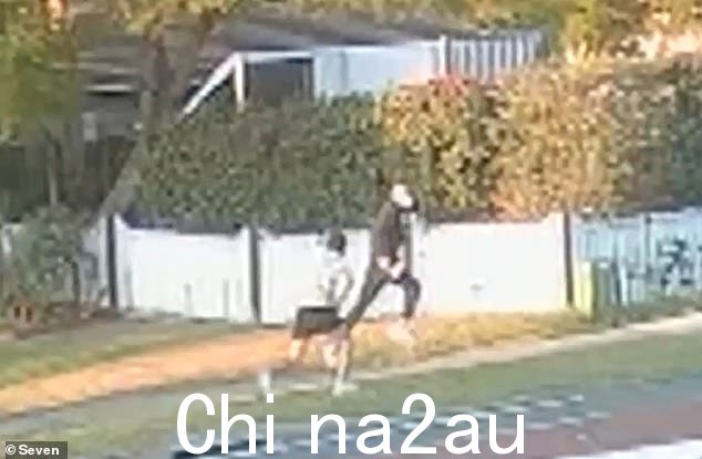 两名年龄分别为 16 岁和 17 岁的青少年被指控将另一名 16 岁男孩从汽车后座拉出并殴打他