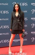 Charli XCX 在 Ivor Novello Awards 上大秀长腿