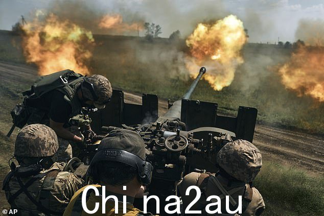 乌克兰士兵周一在巴赫穆特附近开炮,那里正在与俄罗斯军队进行激烈的战斗