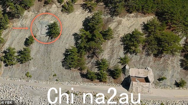 在这张图片中可以看到两个隧道的出口舱口。 Navalny 的同伙声称上层隧道是受保护的生活区,出口被很好地掩饰了。据报道,隧道尽头有一扇窗户,让乘客可以眺望大海