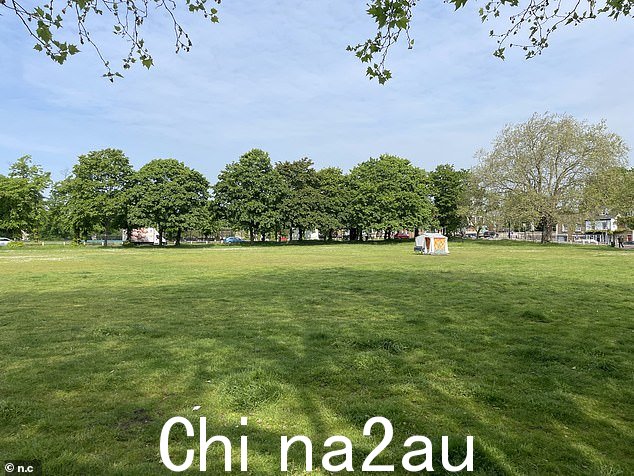 今早 Kew Green 的场景,在小组离开后