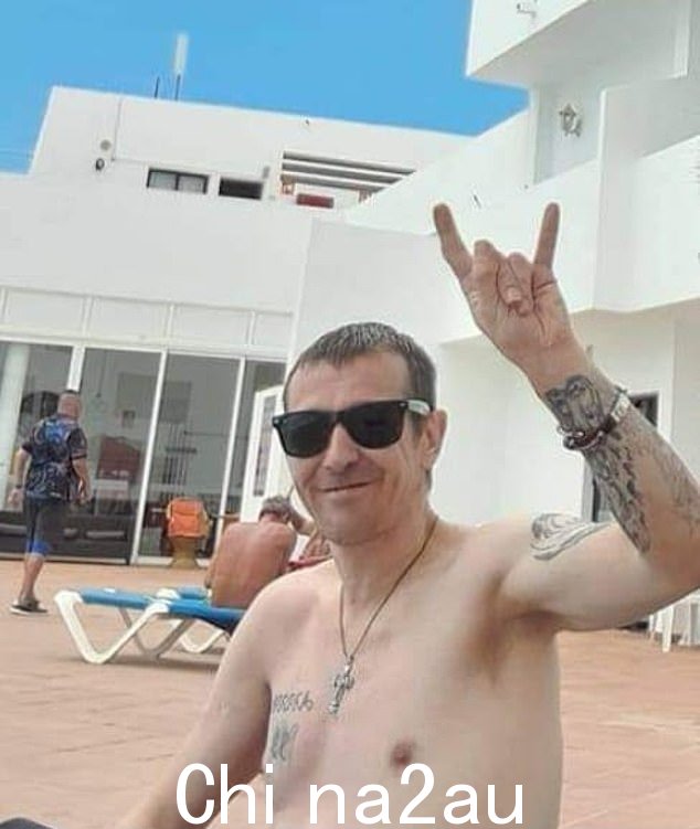 据报道,罗伯特·坎贝尔在起飞前不久在机场与他的朋友帕迪失散,无法联系上