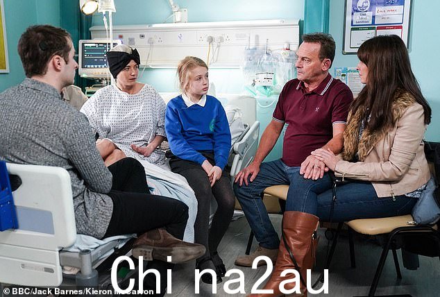 家庭:BBC 观众在上一集中看到她的健康状况恶化后,萝拉在医院醒来,被她充满爱的家人包围