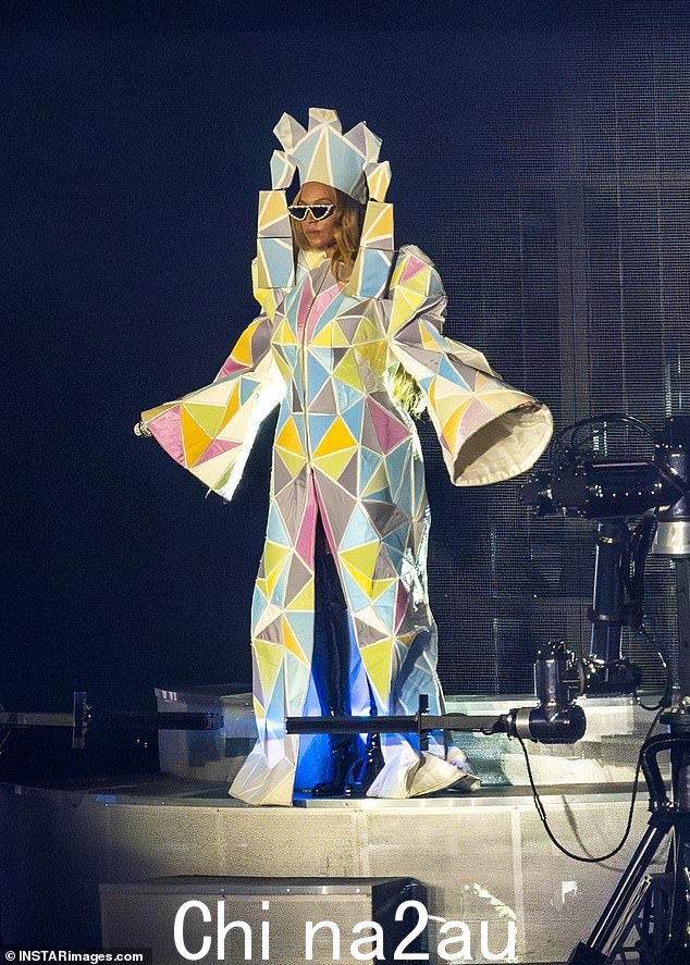 Quirky:Beyonce 然后换上了一件奇怪的彩色方块服装,她挣扎着走进去
