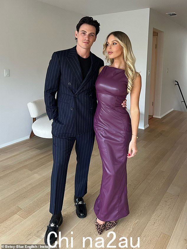 多么一对!他还为乔纳斯兄弟 (The Jonas Brothers)、仙妮亚·吐温 (Shania Twain) 和艾娃·麦克斯 (Ava Max) 写下了第一名,仅举几例