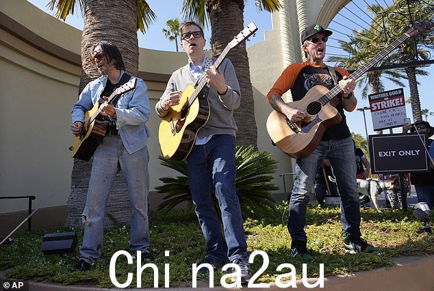 表示支持:Weezer 表示支持周三在洛杉矶派拉蒙影业外罢工的编剧