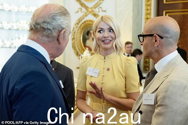  Holly 和 Stanley Tucci 在宫殿里向查尔斯国王介绍了王子信托奖的获奖者