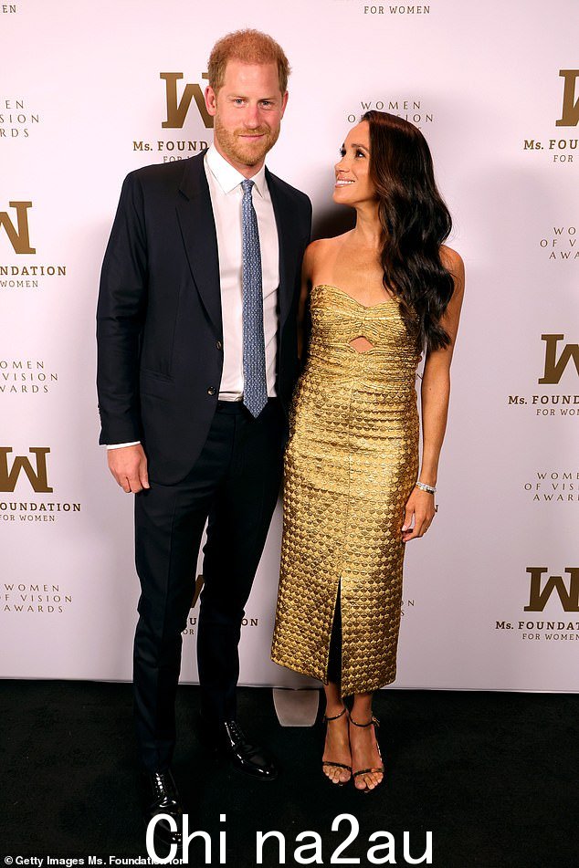 Meghan 和 Harry 被拍到,因为 Meghan 在城里接受了“有远见的女性”奖