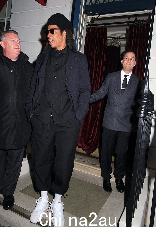 走上街头:碧昂斯的丈夫 Jay Z 同时出现在英国 - 但他在英国首都奥斯瓦尔德的会员俱乐部